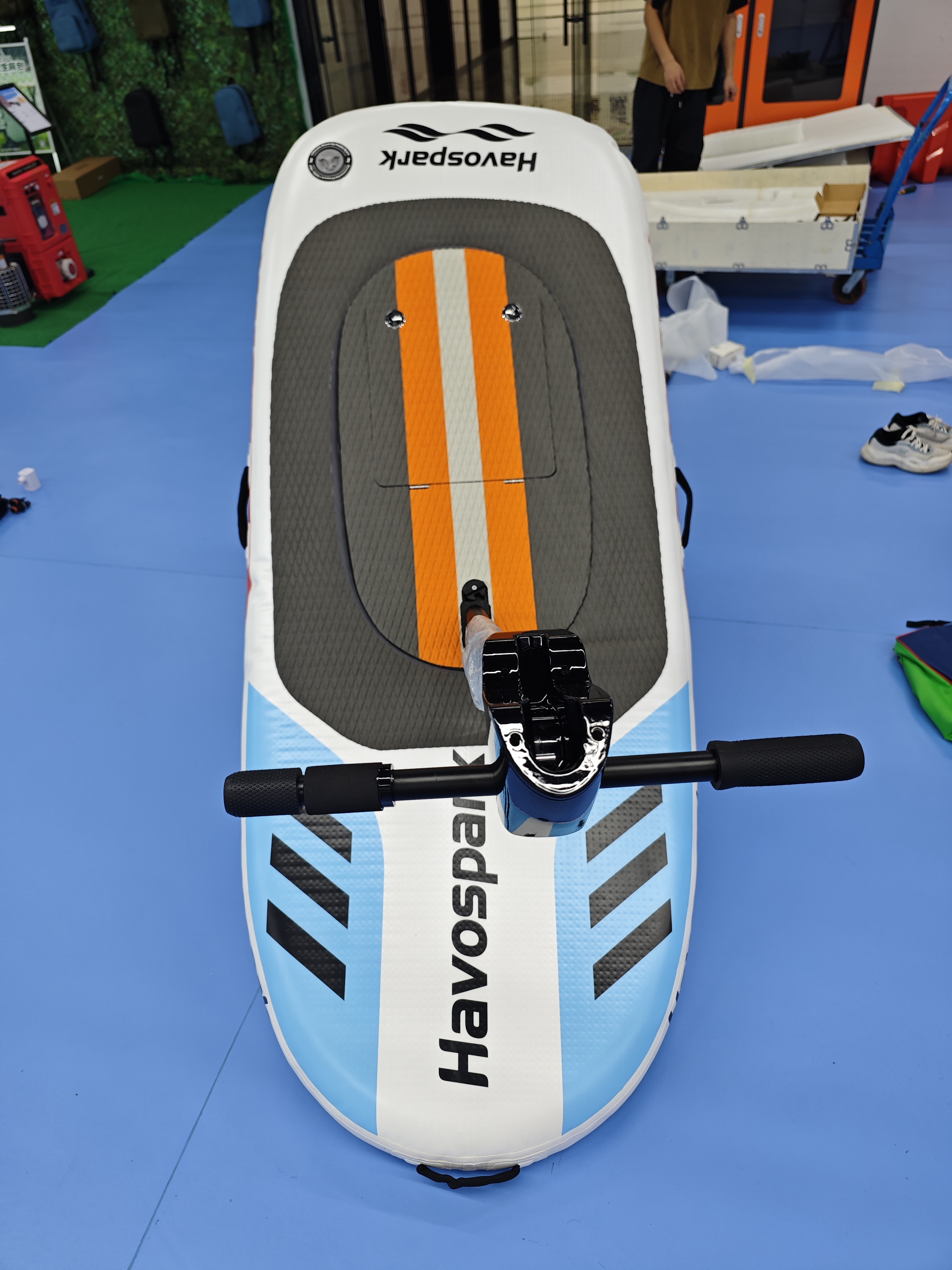 من أي مواد تُصنع أجنحة الطائرات المائية الكهربائية (Efoil Hydrofoils)؟