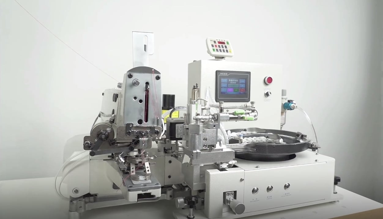 AS1377D+XD988 KNOPFANBRINGMASCHINE MIT AUTOMATISCHER ZUFÜHRVORRICHTUNG