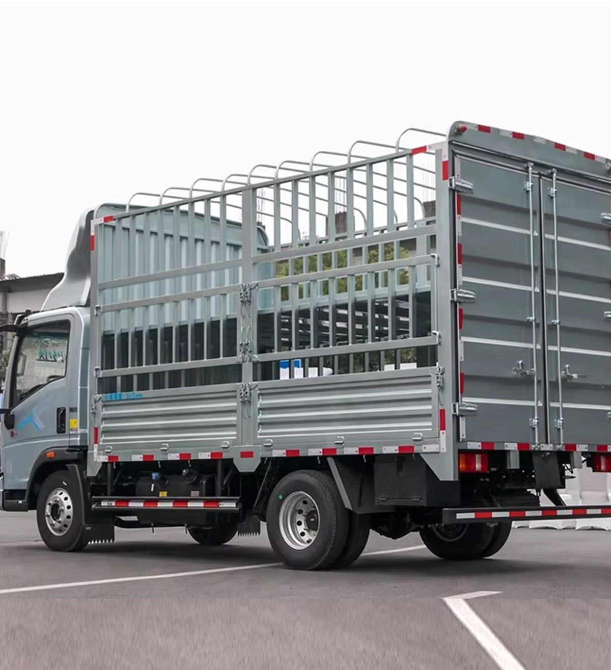 HOWO Trucks Diesel Box Mini Van Cargo Trucks New diesel Light Cargo Truck In Ghana details