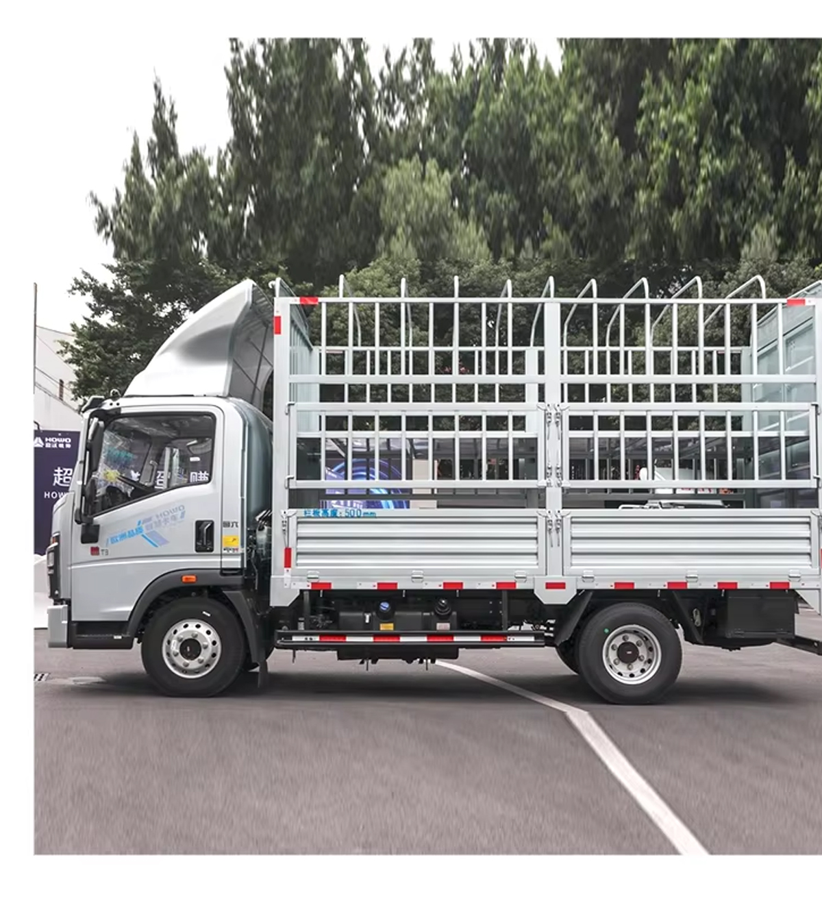 HOWO Trucks Diesel Box Mini Van Cargo Trucks New diesel Light Cargo Truck In Ghana factory