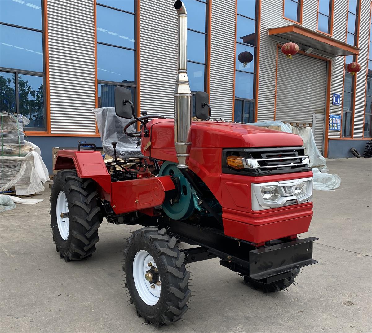 En rød traktor er klar til eksport
