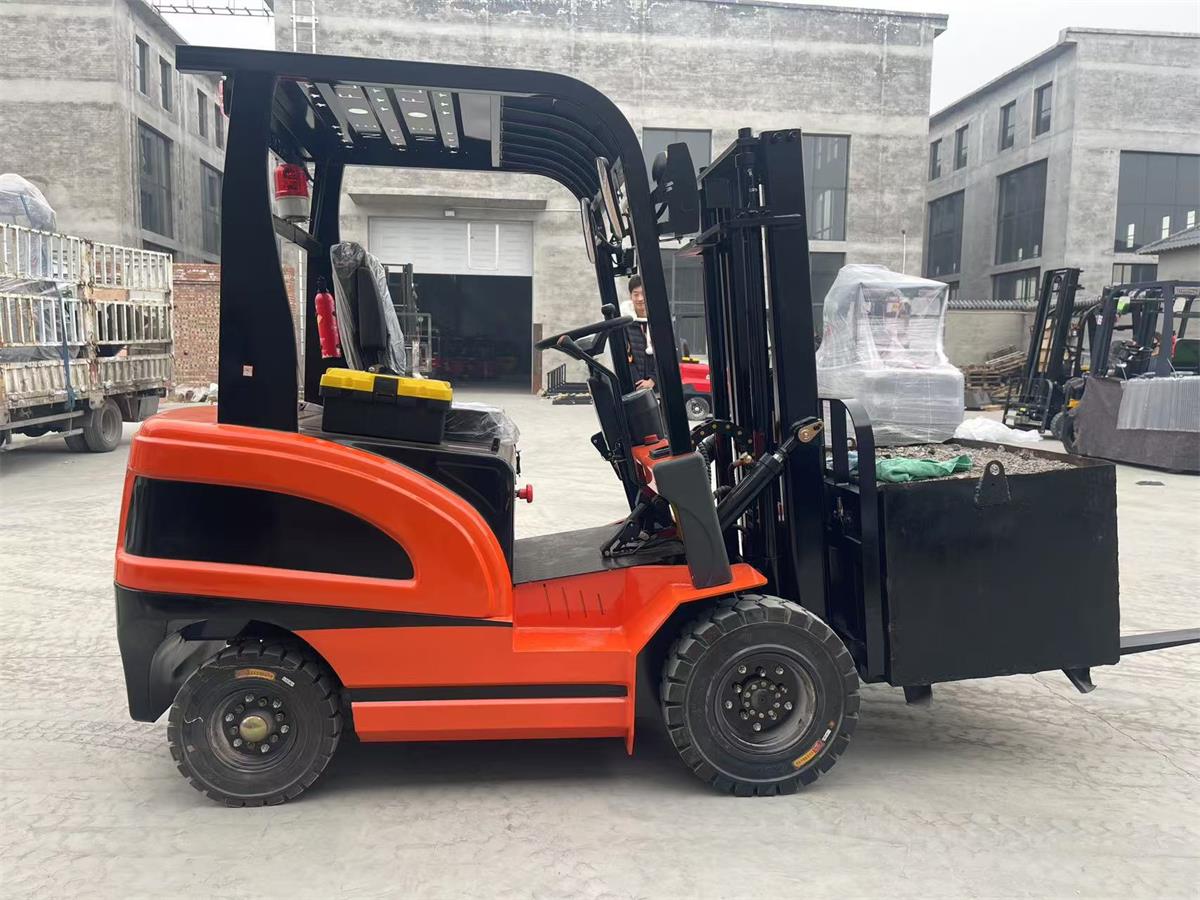 Sei forklift elettrici consegnati in Italia