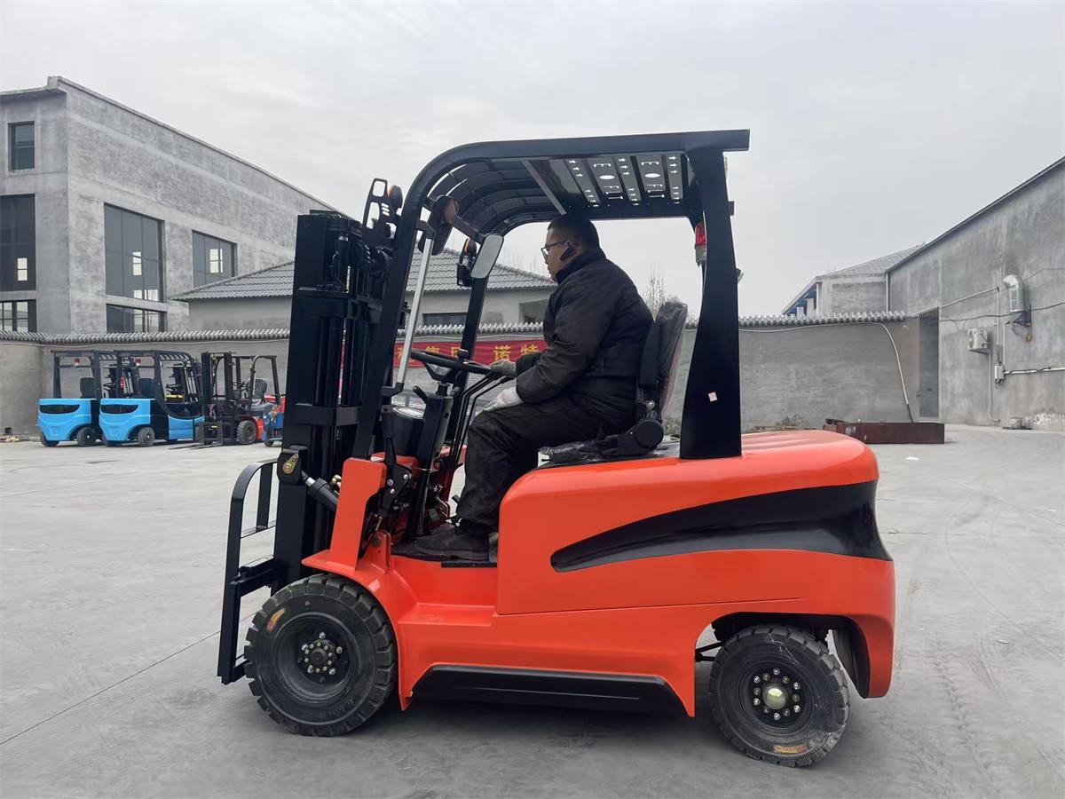 Một chiếc xe nâng màu cam đã được sản xuất và hoàn thành