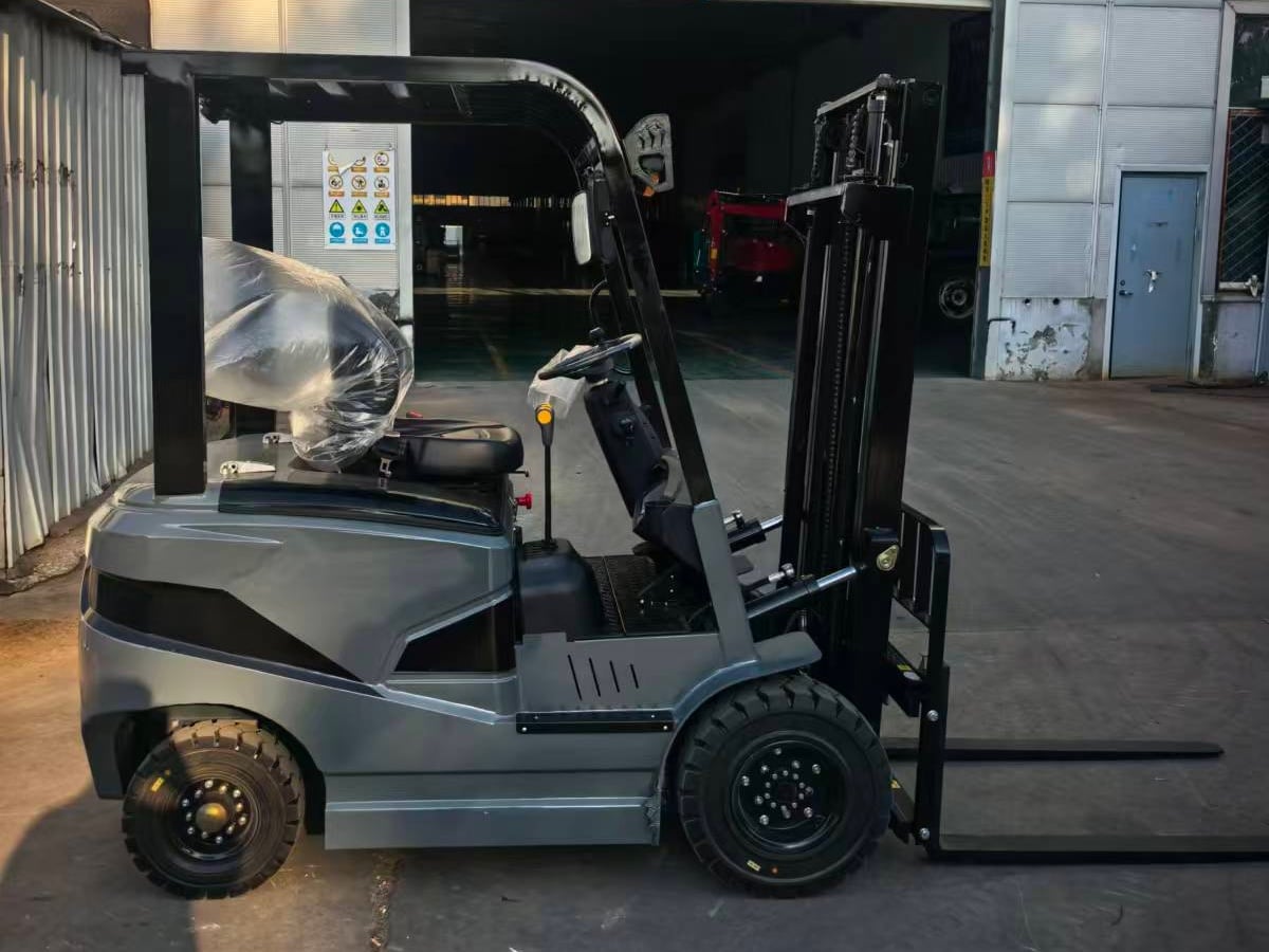 Eight electric forklifts successfully exported to the United States.