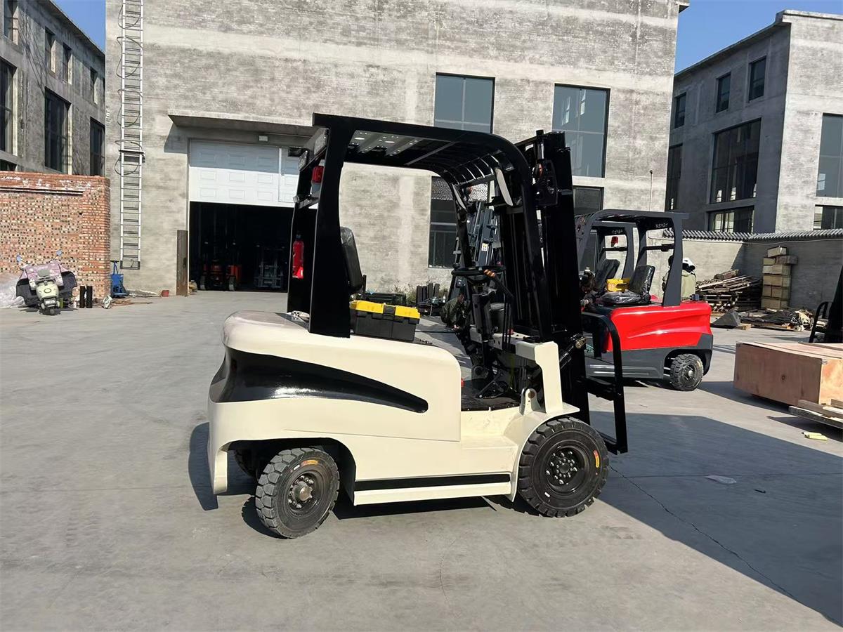 Un client indonésien commande un chariot élévateur électrique