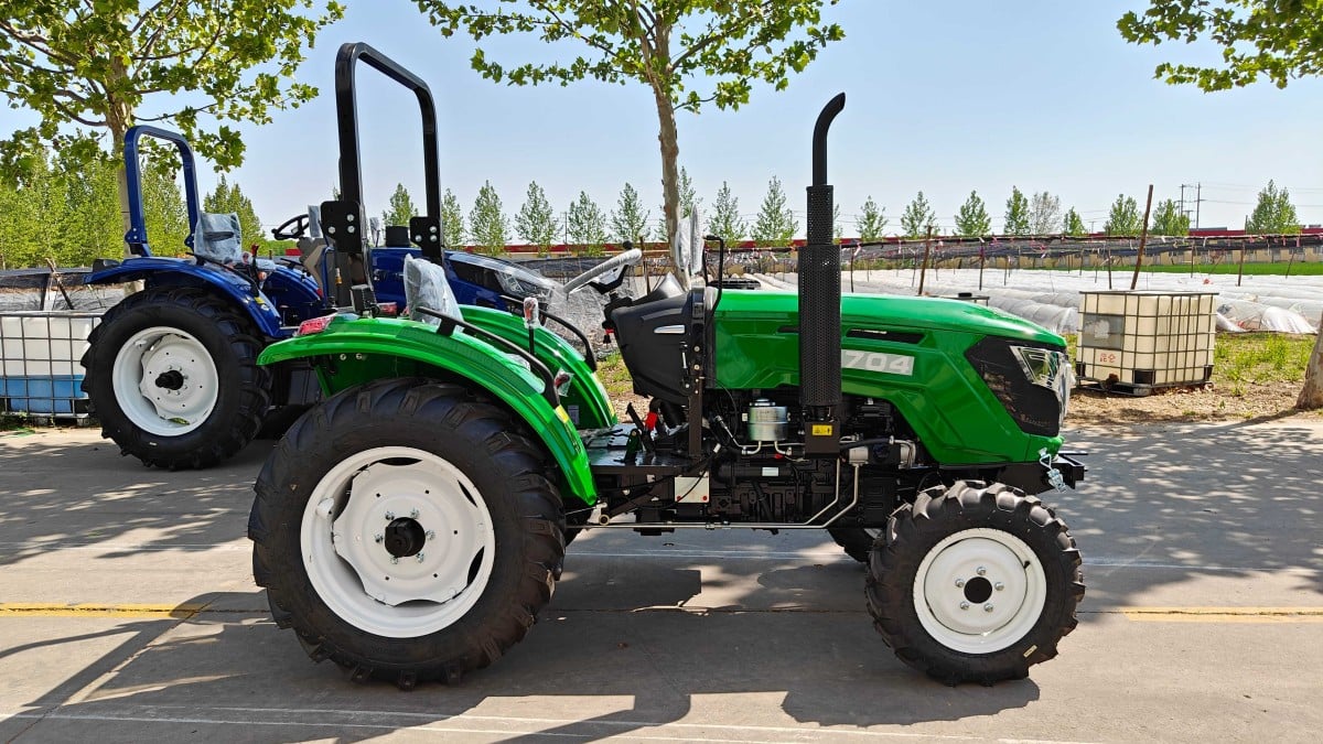 A Robust Tractor: Your Indispensable Partner on the Construction Site.