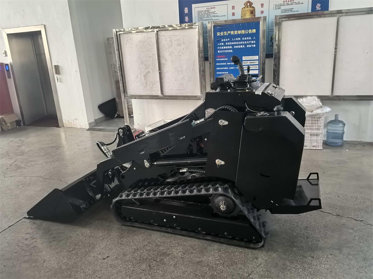 Ang mga tiyak na benepisyo ng skid steer loaders ay kinabibilangan ng: