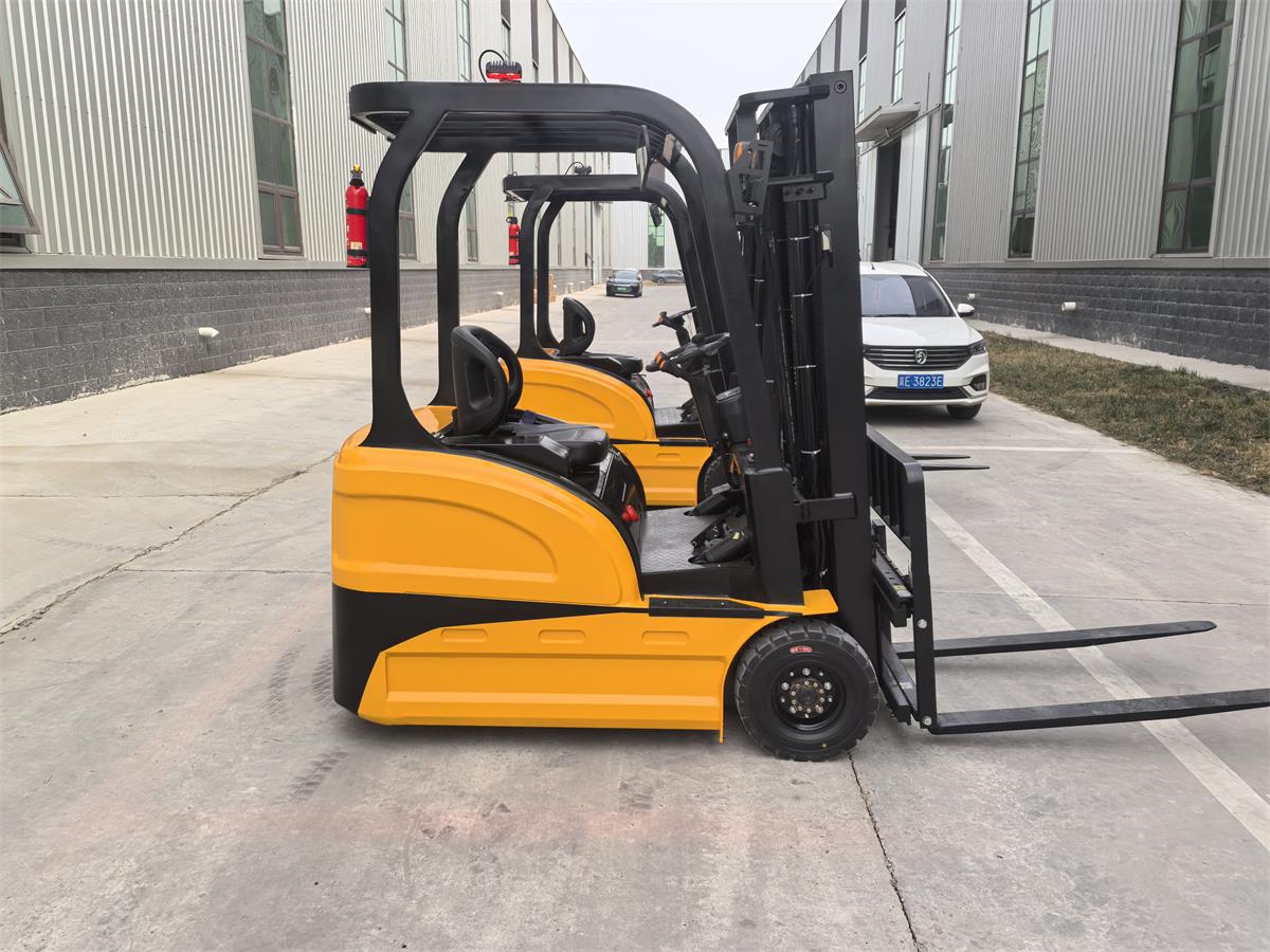 Dalawang elektrikong forklift na ipinadala sa Alemanya