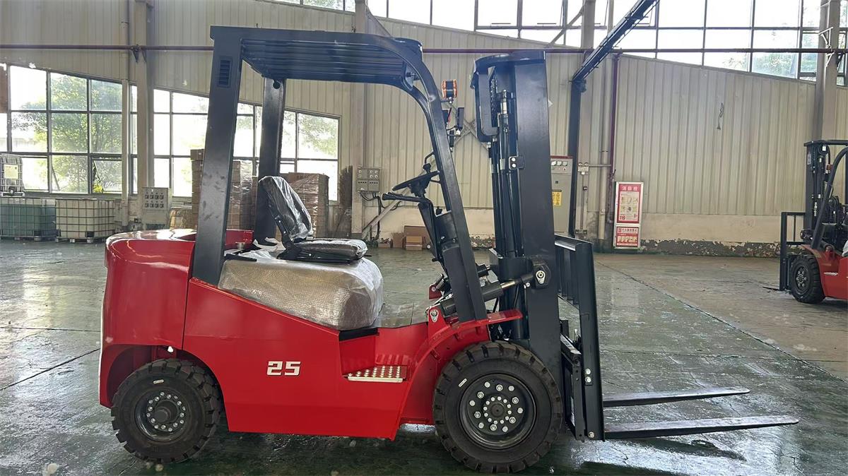 Compared to fuel-powered forklifts, the advantages of electric forklifts are: