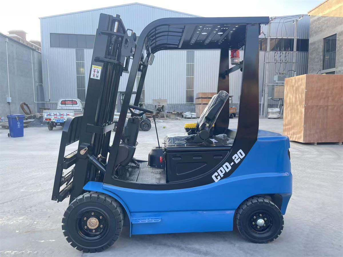 Xe nâng điện: Một trong những máy móc phổ biến nhất trong kho