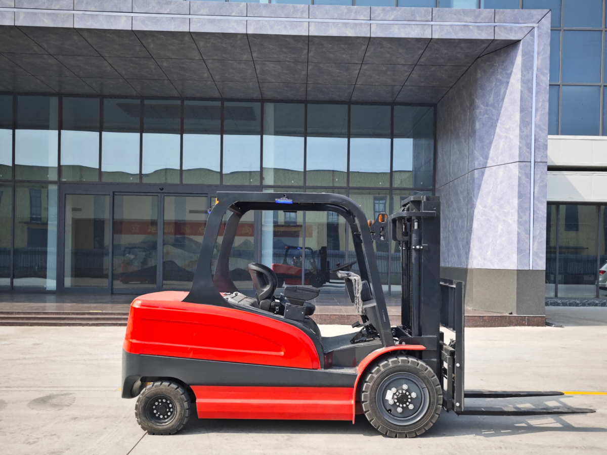 Medyong madaling mag-operate at mag-maintain ang mga elektrikong forklift