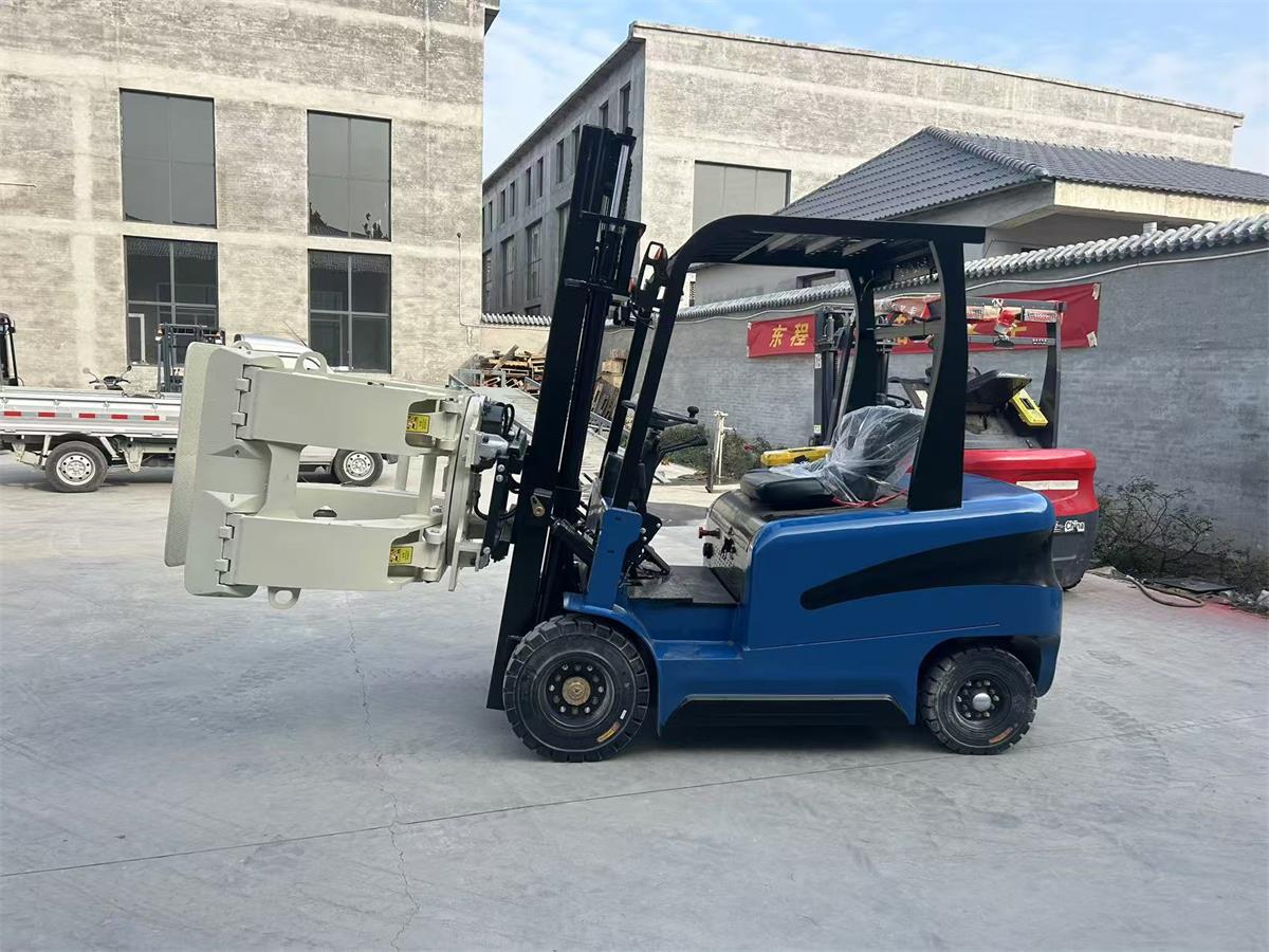 Xe nâng đang dần trở thành công cụ không thể thiếu trong các kho hàng