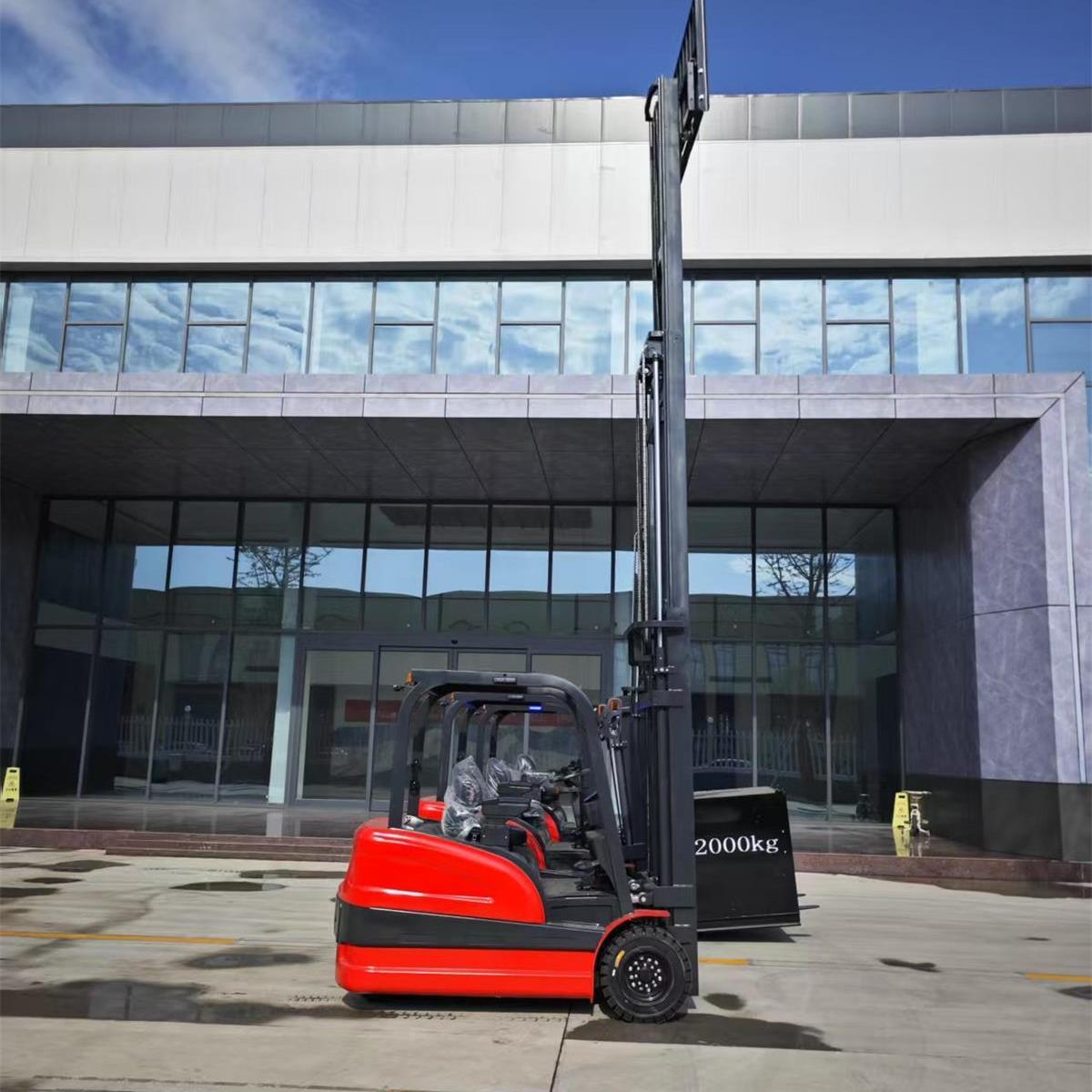 Truk forklift listrik beroperasi di berbagai industri