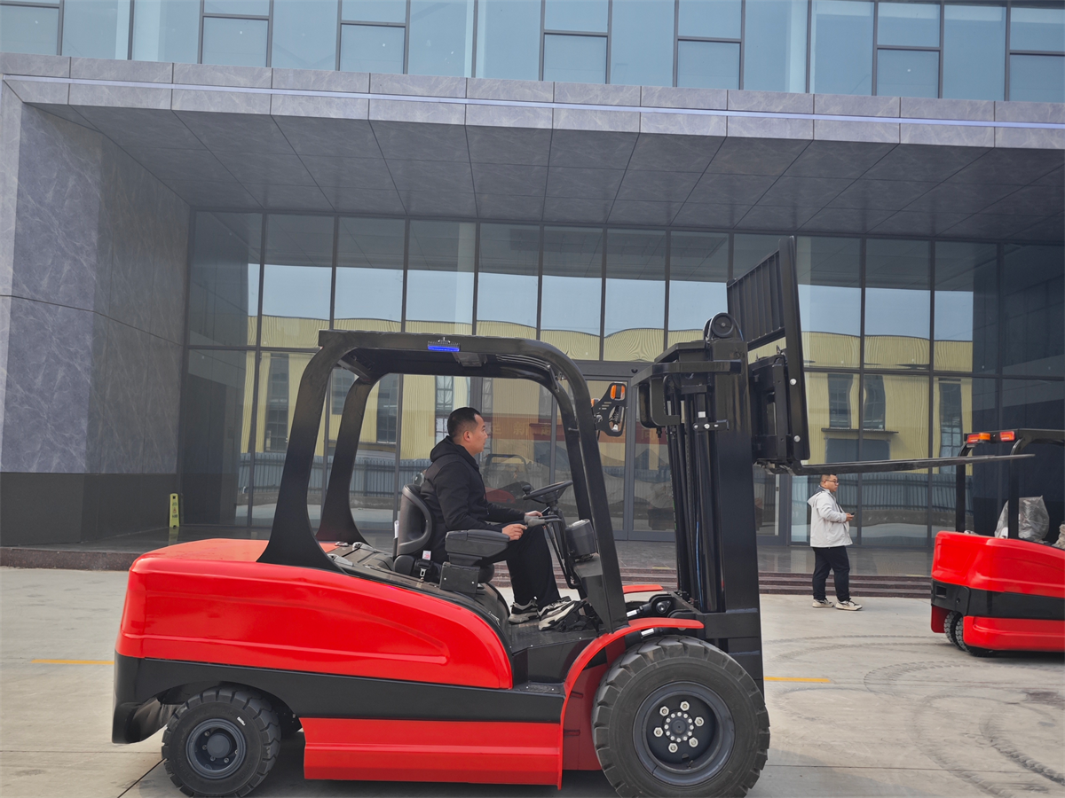 Maraming mga benepisyo ang mga forklift na elektriko!