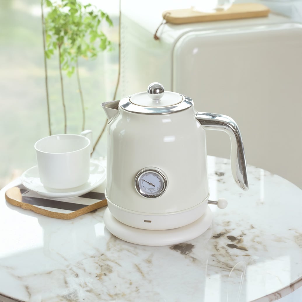 Curated Retro Electric Kettle for Discerning Hospitality Spaces