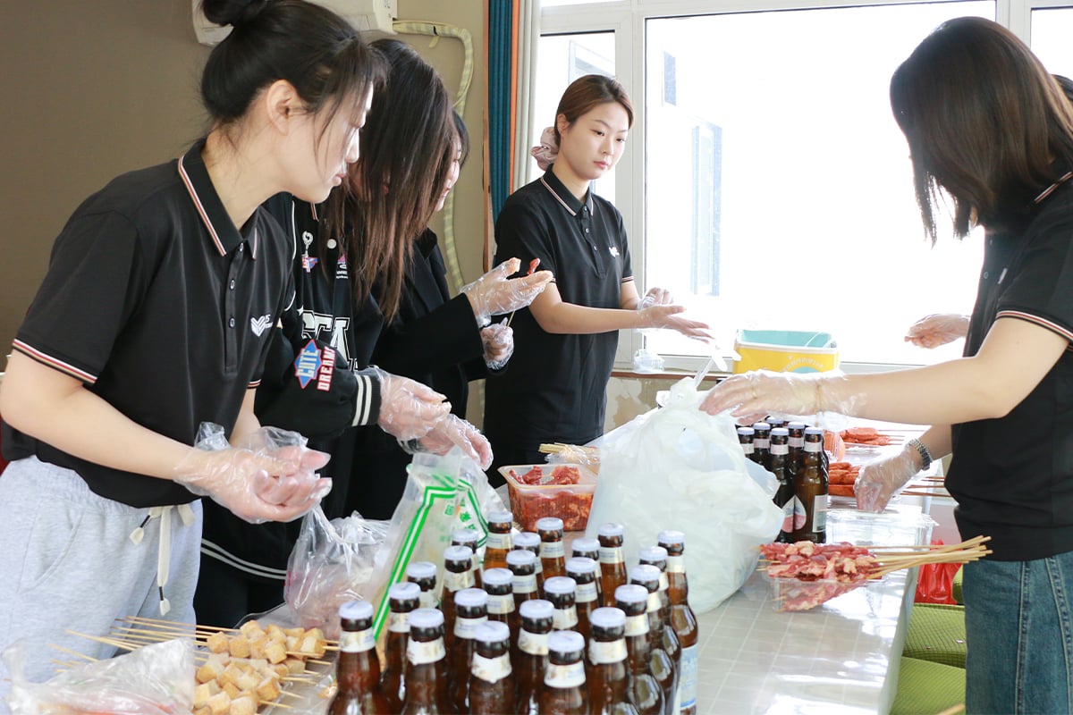 The Collision of Delicious Food and Laughter - Our Team-Building Activity Record1