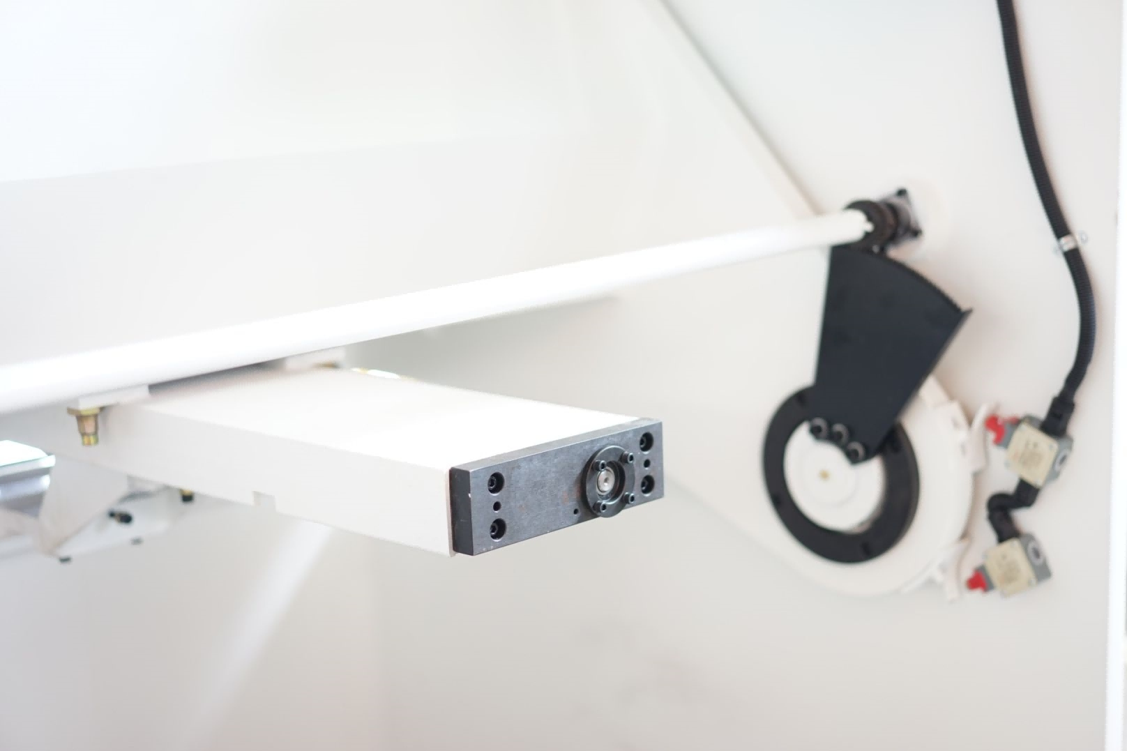 Backgauge Linear guide rail and ball screw.png