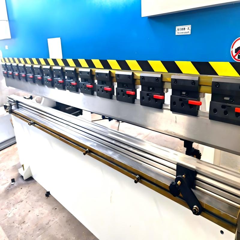 Quick clamping of double V lower mold