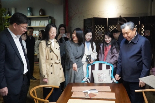 XU Xiangnan Melawat Hunan, Memuji Projek Kerjasama Universiti-Dan-Perusahaan Banfert dalam Pelapisan UV 3D Digital bersama Akademikus WU Yiqiang