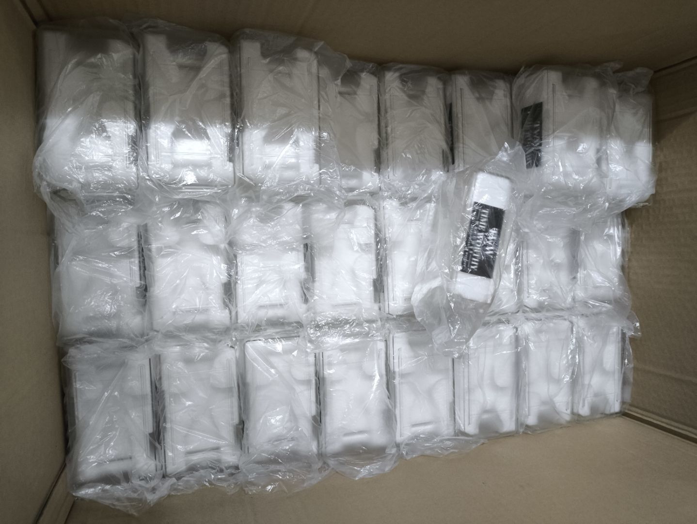 Bulk clear acrylic watch boxes arranged in an export carton.jpeg