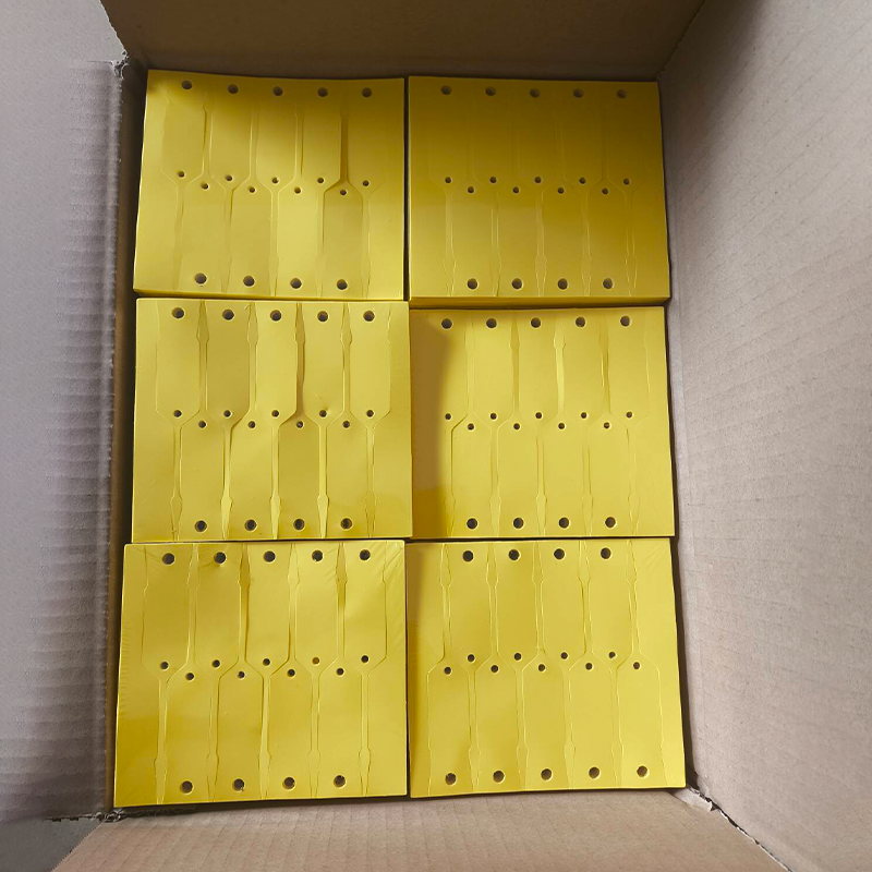 Bulk finished green and red disposable arrow plastic hang tags packed in export carton for wholesale.png