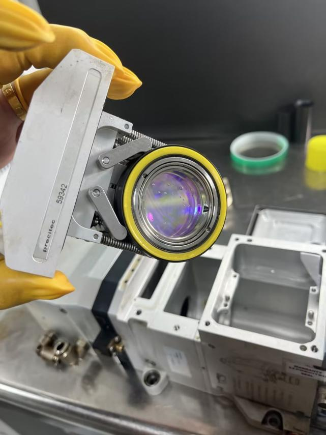 Quais são as precauções para a instalação de lentes focadoras de fibra laser?