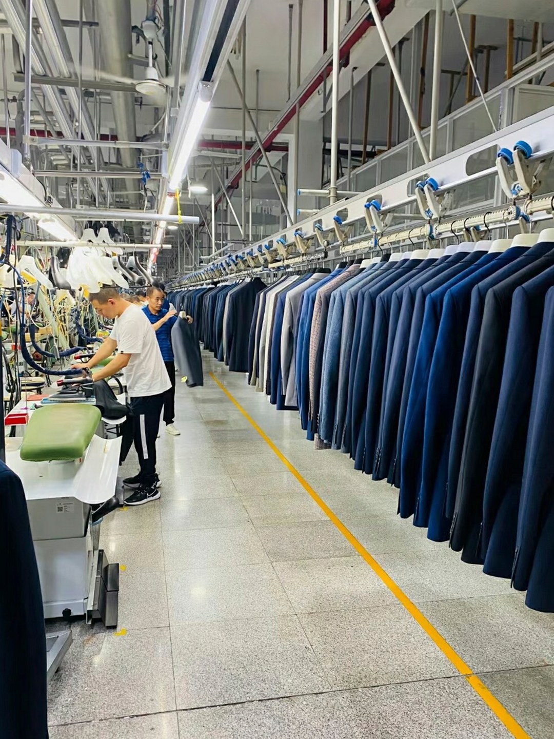 Wie gewährleistet eine hochwertige maßgeschneiderte Produktionslinie die Präzision der Stichführung?