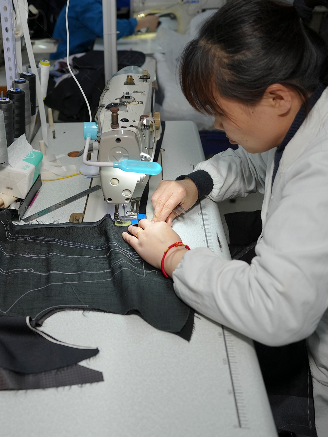Ce ar trebui să ia în considerare mărcile atunci când aleg un producător de costume?
