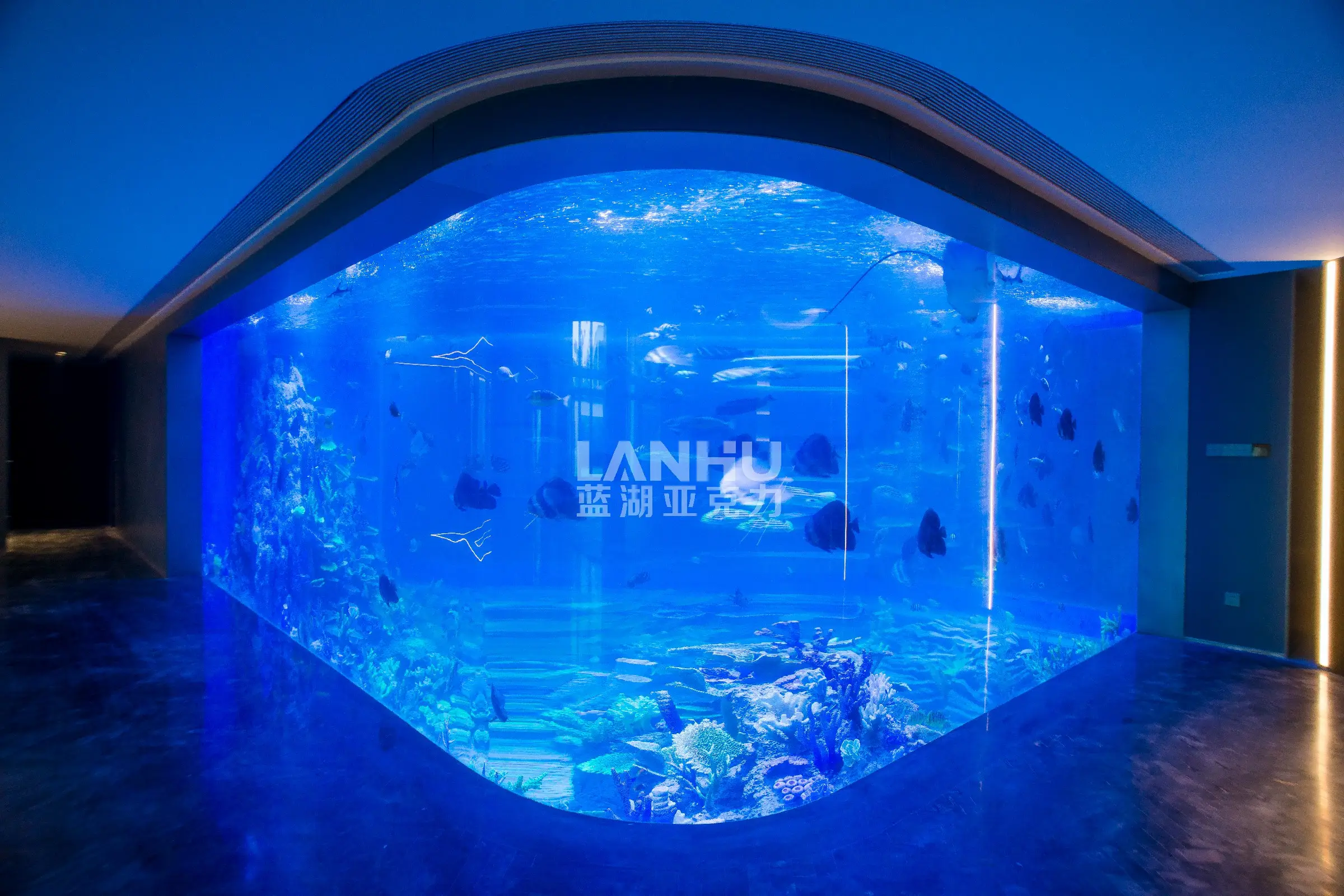 What's the difference between acrylic and PC aquarium?