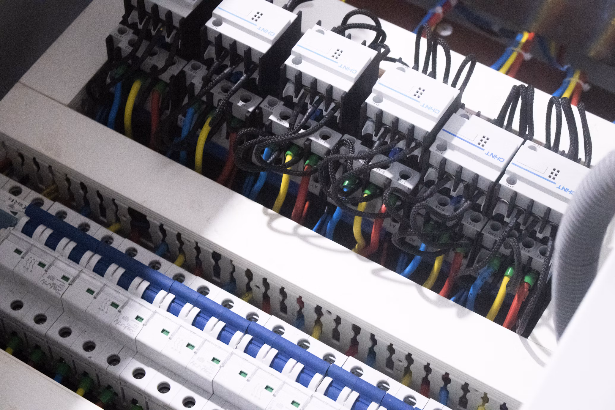 Integralną rolę bezpiecznika zasilania w bezpieczeństwie i wydajności elektrycznej