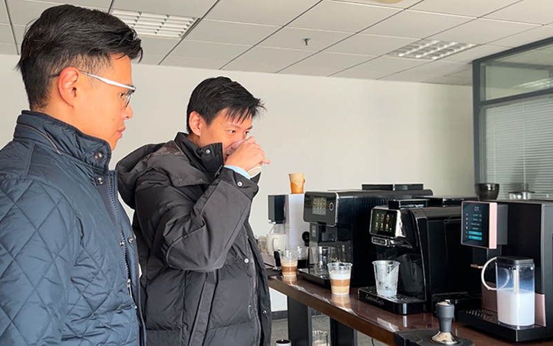 Wuxi SWF Welcomes Singaporean Guests to Visit Coffee Machine