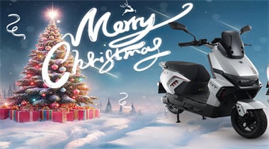 Les phares illuminent la route brillante devant, les roues roulent vers un chemin plein d'espoir, le siège allège le travail difficile, et le voyage à venir est avec vous - Joyeux Noël