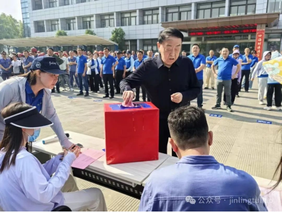 【 520 Love Day 】 Jinling Coatings held the 2025 "520 • Walk for Love" hiking activity