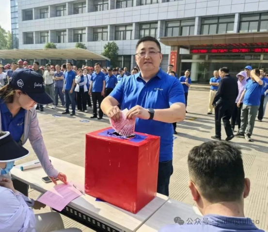 【 520 Love Day 】 Jinling Coatings held the 2025 "520 • Walk for Love" hiking activity