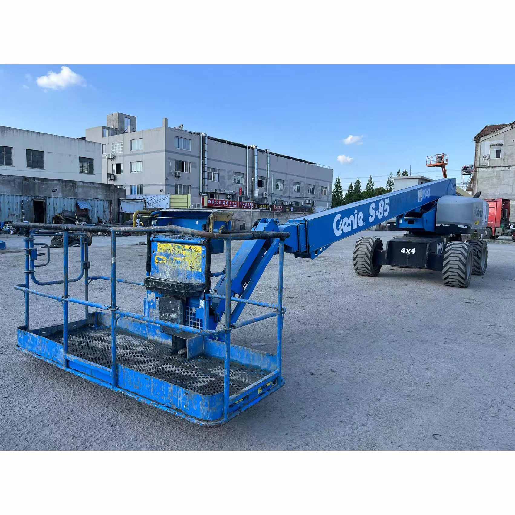 Telescopic Lift vs Articulating Boom Lift: Key Differences Explained