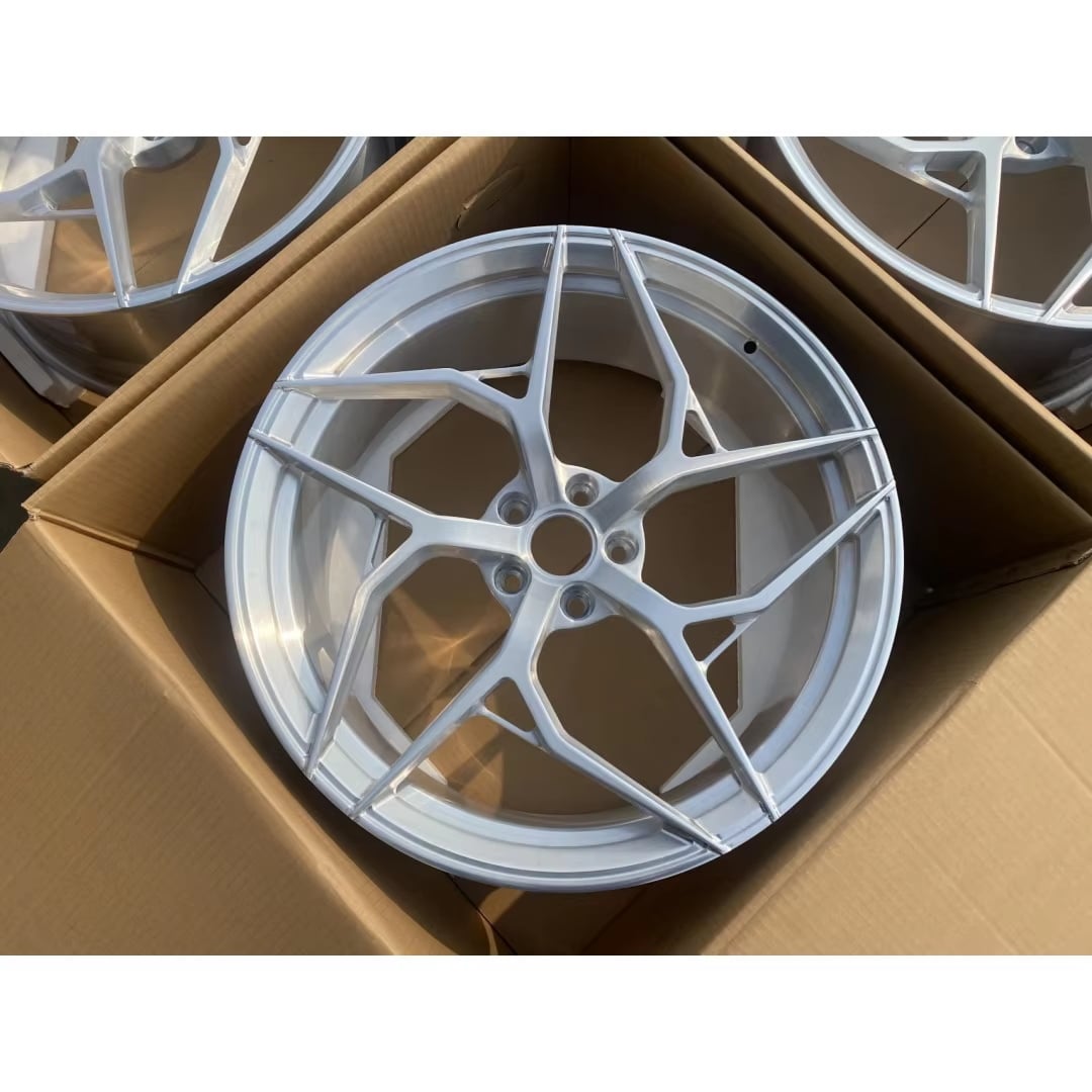 المزايا الرئيسية لعجلات ألياف الكربون في سلاسل توريد التخصيص عالي الأداء والرياضة motor