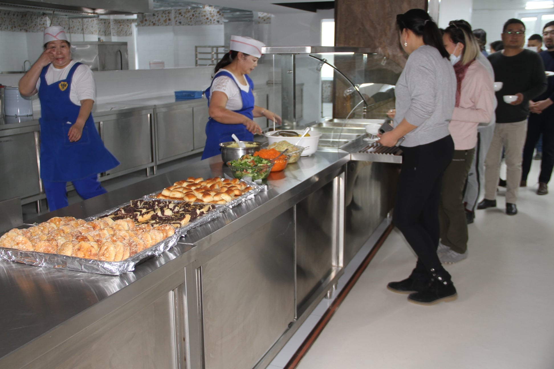 school cafeteria serving line
