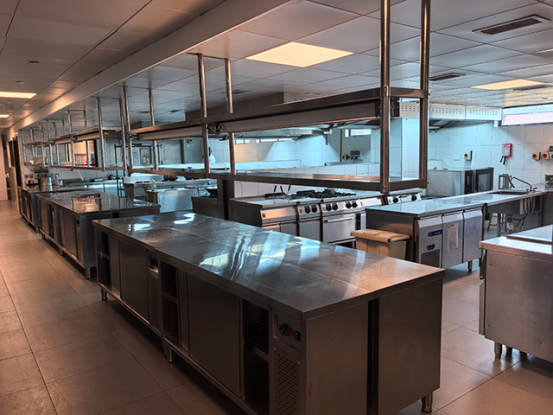 How does kitchen design in a business hotel differ from a resort?
