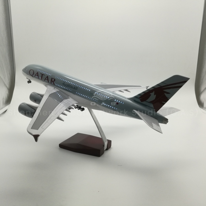 This 1:160 scale Airbus A380 model from O.A.S. features an all-metal fuselage with smooth wing arcs. The fuselage details replicate the cockpit window grilles and engine patterns. The landing gear can be retracted and extended, recreating the texture of a real aircraft. Paired with a custom-made gift box packaging, lined with shock-absorbing flannel, and included with a simulated boarding pass greeting card, it is not only an eye-catching decorative item on the study desk but also a favorite among aviation enthusiasts for collection. Whether it's a birthday, graduation or a commemorative flight, O.A.S infuses every voyage with a sense of ceremony through craftsmanship, allowing the
