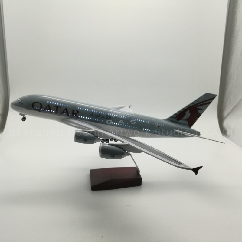 This 1:160 scale Airbus A380 model from O.A.S. features an all-metal fuselage with smooth wing arcs. The fuselage details replicate the cockpit window grilles and engine patterns. The landing gear can be retracted and extended, recreating the texture of a real aircraft. Paired with a custom-made gift box packaging, lined with shock-absorbing flannel, and included with a simulated boarding pass greeting card, it is not only an eye-catching decorative item on the study desk but also a favorite among aviation enthusiasts for collection. Whether it's a birthday, graduation or a commemorative flight, O.A.S infuses every voyage with a sense of ceremony through craftsmanship, allowing the