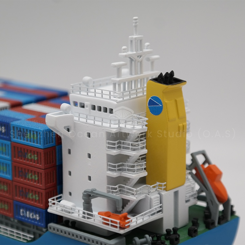 O.A.S produced this 30cm opening gift container ship model to open a new chapter of customization. The professional team carefully crafted, from the hull to the container, the details are vivid. Can be integrated into the enterprise exclusive elements, such as logo, brand color. Small and delicate, meaning