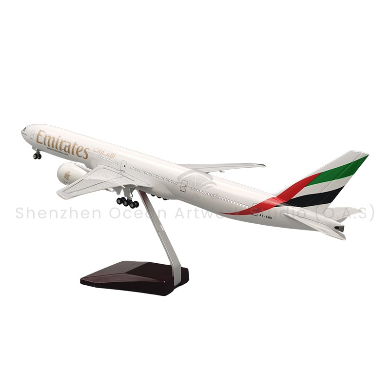 【LA】Flymodell som gave, målestokk 1:157, flymodeller av type 777 fra Emirates, 47 cm, Boeing-flymodeller