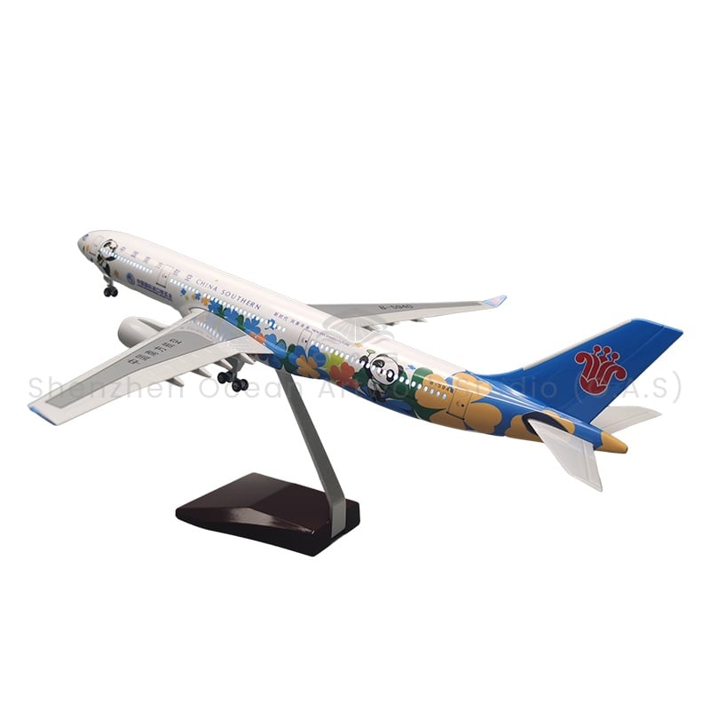 【LA】LED ABS Resin Airplane Model Airbus 330 China Southern Airlines Size 47cm Scale 1:135 with LED Light and Landing Gear