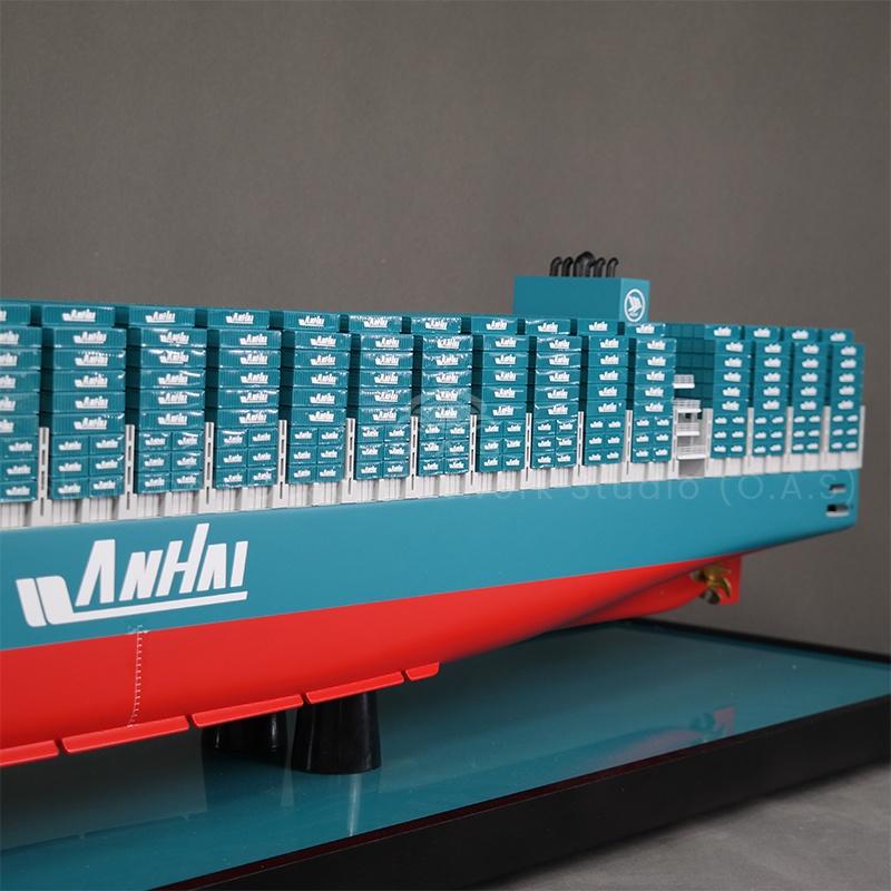Impress clients with our 100cm MSC container ship model, meticulously crafted with your company logo. This striking display piece captures the essence of maritime logistics, reflecting your commitment to excellence in global shipping.Amber@vesselmodel.com Simulation container ship model,Opening gift container container ship model,scale Boat model,cargo shipment,Freight forwarder gift