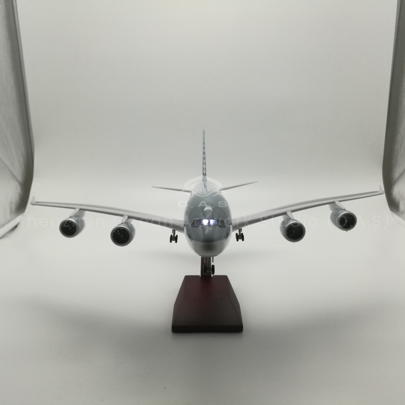 This 1:160 scale Airbus A380 model from O.A.S. features an all-metal fuselage with smooth wing arcs. The fuselage details replicate the cockpit window grilles and engine patterns. The landing gear can be retracted and extended, recreating the texture of a real aircraft. Paired with a custom-made gift box packaging, lined with shock-absorbing flannel, and included with a simulated boarding pass greeting card, it is not only an eye-catching decorative item on the study desk but also a favorite among aviation enthusiasts for collection. Whether it's a birthday, graduation or a commemorative flight, O.A.S infuses every voyage with a sense of ceremony through craftsmanship, allowing the