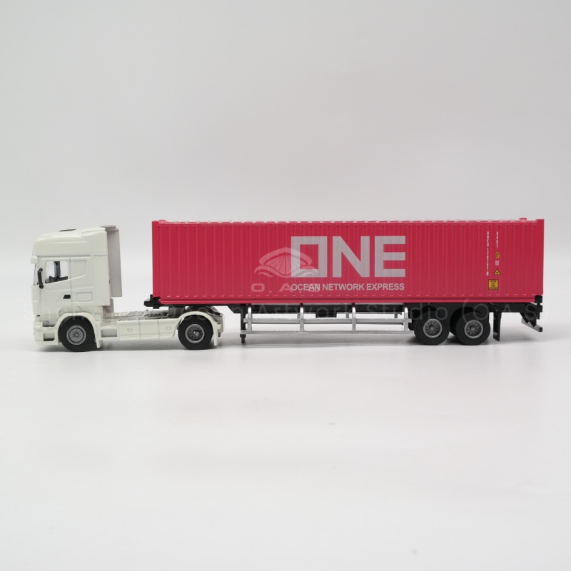 The O.A.S factory is ingenious and has crafted a 1 to 50 ONE alloy container truck model. Based on Iveco collection cards, the alloy material creates an extraordinary texture, and every detail is accurately restored. Support logo customization, the ingenious integration of your exclusive logo, whether it is a business gift or collection display, all show unique charm and quality. Amber@vesselmodel.com Tel: +86 18038048785