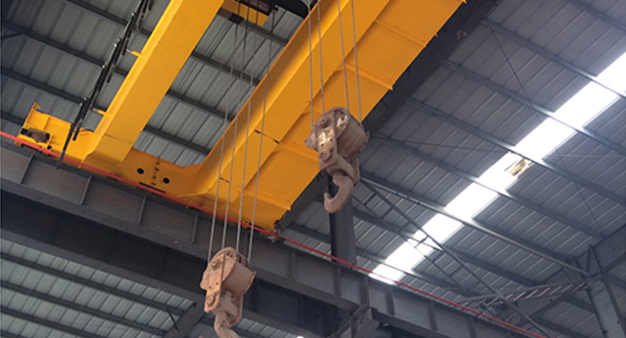 What is the relationship between the main beam and end beam of a overhead crane?