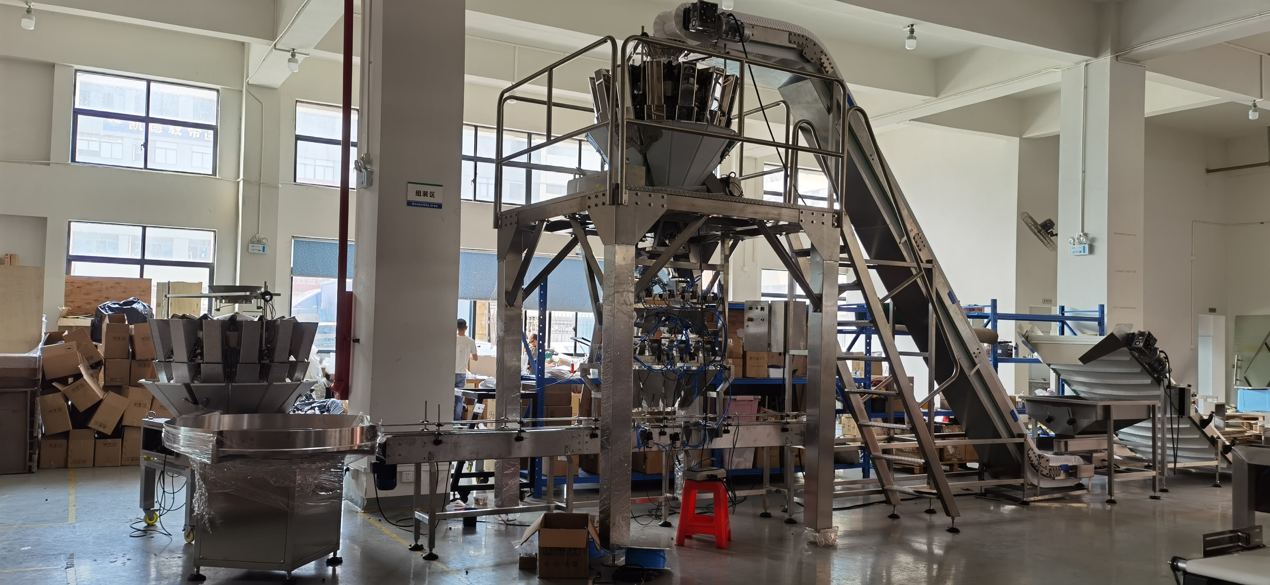 Integración de la máquina de llenado de botellas con las líneas de embalaje
