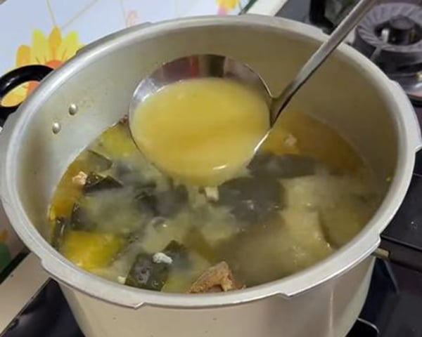 Authentic Sour Radish Duck Soup with Kelp Recipe: A Healthy Chinese Seaweed Soup