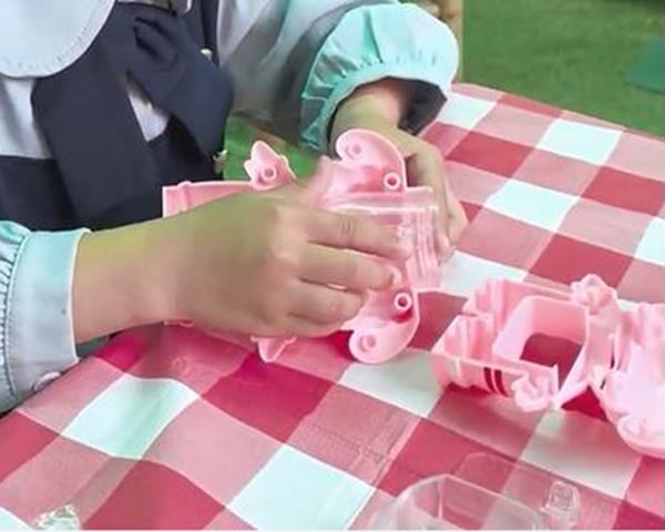 How to assemble a toy blender